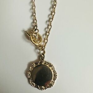 Elegant Gold Pendant Necklace